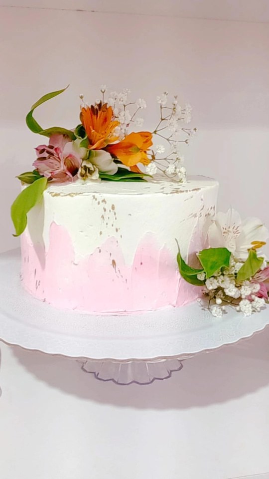Bolo branco e rosa decorado com flores naturais